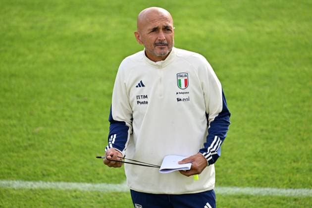 October 16, 2023, Florence, Italy: Head coach of Italy Luciano Spalletti during a training session of the Italian national soccer team at the Coverciano traning centre near Florence, Italy, 16 October 2023.ANSA CLAUDIO GIOVANNINI Ultimo allenamento a Coverciano, Spalletti carica gli azzurri  - ZUMAa110 20231016_zaf_a110_009 Copyright: xClaudioxGiovanninix