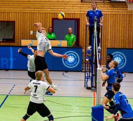 15 10 2023, GER, 2 BL Maenner Sued, Volleyball, season 2023 2024, Blue Volleys Gotha Volley YoungStars Friedrichshafen Harrison Paul McBean Blue Volleys Gotha Ernestiner Halle Thuringia Germany