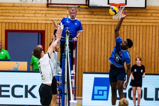 15 10 2023, GER, 2 BL Maenner Sued, Volleyball, Season 2023 2024, Blue Volleys Gotha Volley YoungStars Friedrichshafen Woumnga, Christian Volley YoungStars Friedrichshafen Justus Krausse Blue Volleys Gotha Ernestiner Halle Thüringen Germany