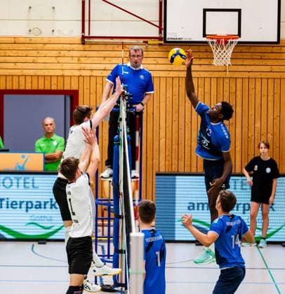 15 10 2023, GER, 2 BL Maenner Sued, Volleyball, Season 2023 2024, Blue Volleys Gotha Volley YoungStars Friedrichshafen Woumnga, Christian Volley YoungStars Friedrichshafen Erik Niederluecke Blue Volleys Gotha Justus Krausse Blue Volleys Gotha Gotha Ernestiner Halle Thuringia Germany