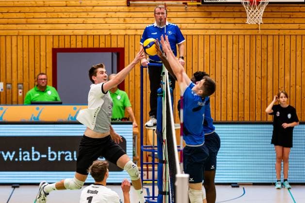 15 10 2023, GER, 2 BL Maenner Sued, Volleyball, Season 2023 2024, Blue Volleys Gotha Volley YoungStars Friedrichshafen Erik Niederluecke Blue Volleys Gotha Woumnga, Christian Volley YoungStars Friedrichshafen Breitenbach, Nick Volley YoungStars Friedrichshafen Gotha Ernestiner Halle Thuringia Germany
