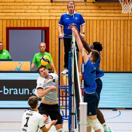 15 10 2023, GER, 2 BL Maenner Sued, Volleyball, Season 2023 2024, Blue Volleys Gotha Volley YoungStars Friedrichshafen Erik Niederluecke Blue Volleys Gotha Woumnga, Christian Volley YoungStars Friedrichshafen Breitenbach, Nick Volley YoungStars Friedrichshafen Gotha Ernestiner Halle Thuringia Germany
