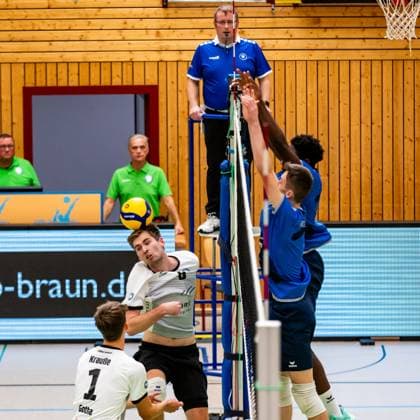 15 10 2023, GER, 2 BL Maenner Sued, Volleyball, Season 2023 2024, Blue Volleys Gotha Volley YoungStars Friedrichshafen Erik Niederluecke Blue Volleys Gotha Woumnga, Christian Volley YoungStars Friedrichshafen Breitenbach, Nick Volley YoungStars Friedrichshafen Gotha Ernestiner Halle Thuringia Germany