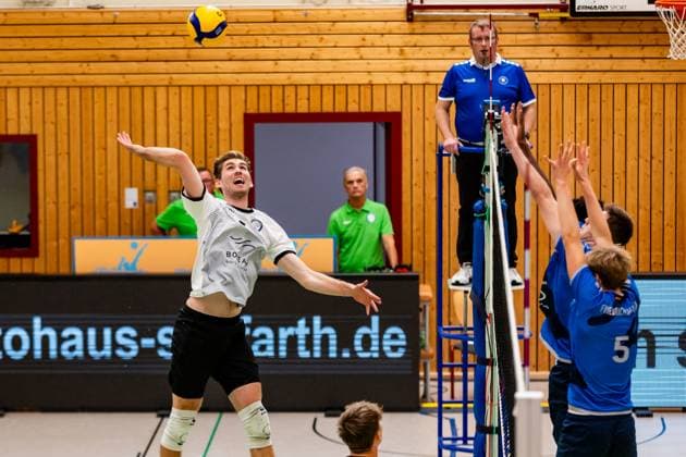 15 10 2023, GER, 2 BL Maenner Sued, Volleyball, Season 2023 2024, Blue Volleys Gotha Volley YoungStars Friedrichshafen Erik Niederluecke Blue Volleys Gotha Woumnga, Christian Volley YoungStars Friedrichshafen Breitenbach, Nick Volley YoungStars Friedrichshafen Gotha Ernestiner Halle Thuringia Germany