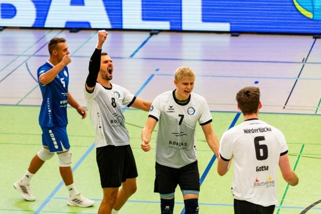 15 10 2023, GER, 2 BL Maenner Sued, Volleyball, Season 2023 2024, Blue Volleys Gotha Volley YoungStars Friedrichshafen Len Spankowski Blue Volleys Gotha Dominik Duchac Blue Volleys Gotha Krochmann, Hannes Blue Volleys Gotha Erik Niederluecke Blue Volleys Gotha Gotha Ernestiner Halle Thuringia Germany