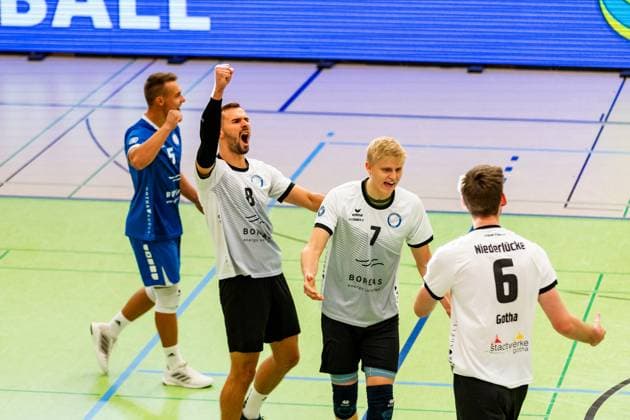 15 10 2023, GER, 2 BL Maenner Sued, Volleyball, Season 2023 2024, Blue Volleys Gotha Volley YoungStars Friedrichshafen Len Spankowski Blue Volleys Gotha Dominik Duchac Blue Volleys Gotha Krochmann, Hannes Blue Volleys Gotha Erik Niederluecke Blue Volleys Gotha Gotha Ernestiner Halle Thuringia Germany
