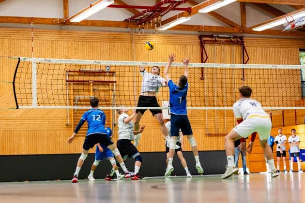 15 10 2023, GER, 2 BL Maenner Sued, Volleyball, Season 2023 2024, Blue Volleys Gotha Volley YoungStars Friedrichshafen Harrison Paul McBean Blue Volleys Gotha Breitenbach, Nick Volley YoungStars Friedrichshafen Gotha Ernestiner Halle Thuringia Germany