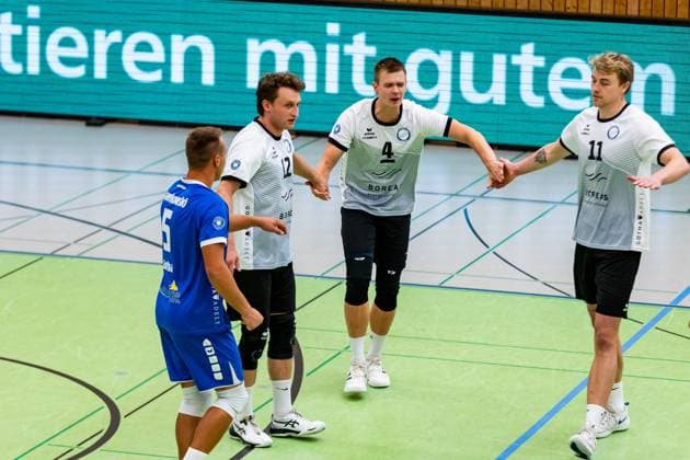 15 10 2023, GER, 2 BL Maenner Sued, Volleyball, Season 2023 2024, Blue Volleys Gotha Volley YoungStars Friedrichshafen Len Spankowski Blue Volleys Gotha Stueckrad, Max Blue Volleys Gotha Werner, Robert Blue Volleys Gotha Harrison Paul McBean Blue Volleys Gotha Ernestiner Halle Thuringia Germany