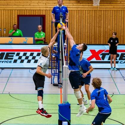 15 10 2023, GER, 2 BL Maenner Sued, Volleyball, Season 2023 2024, Blue Volleys Gotha Volley YoungStars Friedrichshafen Krochmann, Hannes Blue Volleys Gotha Breitenbach, Nick Volley YoungStars Friedrichshafen Habermaas, Daniel Volley YoungStars Friedrichshafen Gotha Ernestiner Halle Thuringia Germany