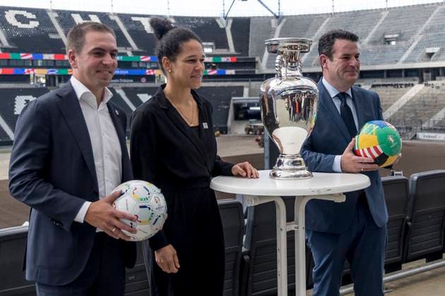 UEFA Euro 2024 press conference, eutsche Bank Park, Frankfurt, 16 10 2023 Philipp Lahm, UEFA EURO 2024 tournament director Celia Sasic, UEFA EURO 2024 ambassador u1 with the POkal, UEFA Euro 2024 PK, Frankfurt, Eissporthalle, 16 10 2023 Copyright: xBEAUTIFULxSPORTS Gawlikx
