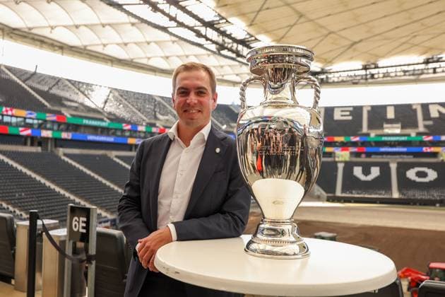 Frankfurt am Main on 16 October 2023 Deutsche Bank Park Media event of the EURO 2024 GmbH v l , Philipp Lahm, tournament director of UEFA EURO 2024 with trophy The Henri Delaunay Cup French Coupe Henri Delaunay is the winning trophy of the European Football Championship Copyright: JoaquimxFerreira