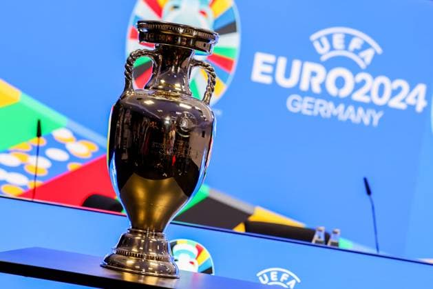 Frankfurt am Main on 16 October 2023 Deutsche Bank Park media event of EURO 2024 GmbH v l , Henri Delaunay cup, in the background logo UEFA EURO2024 Germany Copyright: JoaquimxFerreira