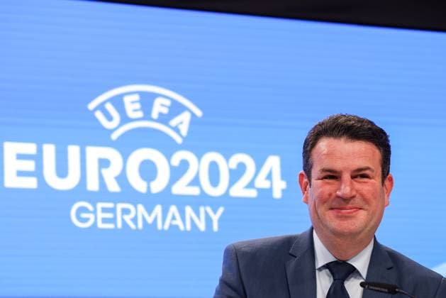 Frankfurt am Main on 16 October 2023 Deutsche Bank Park media event of EURO 2024 GmbH v l , the view is directed to the EURO2024, Hubertus Heil, Federal Minister of Labor and Social Affairs, in the background logo EURO 2024, in a good mood, laughing Copyright: JoaquimxFerreira