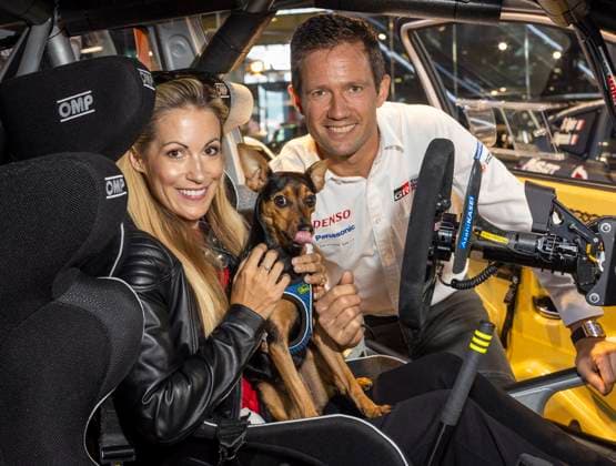Bilder des Jahres 2023, Sport 10 Oktober Sport Themen der Woche KW42 Sport Bilder des Tages Moderatorin Andrea Kaiser mit Ehemann Sebastien Ogier achtfacher Rallye-Weltmeister und Fahrer Toyota Gazoo Racing World Rally Team und ihrem Hund ADAC Motorsport Pressekonferenz PK zur Central European Rallye FIA World Rally Championship in der Motorworld in München Datum: 16.10.2023 *** Moderator Andrea Kaiser with husband Sebastien Ogier eight-time rally world champion and driver Toyota Gazoo Racing World Rally Team and their dog ADAC Motorsport press conference PK to the Central European Rally FIA World Rally Championship at Motorworld in Munich Date 16 10 2023
