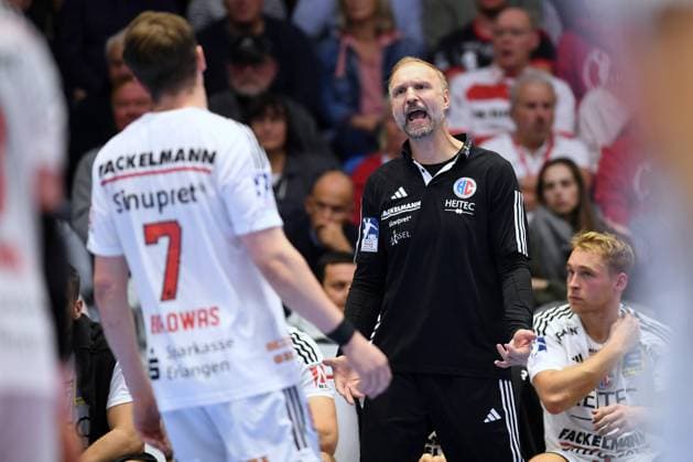 Sport Themen der Woche KW42 Sport Bilder des Tages Hartmut Mayerhoffer (Trainer HC Erlangen) enttaeuscht, frustriert, Emotion, Yannik Bialowas (HC Erlangen 7) , GER, MT Melsungen - HC Erlangen, Handball, 1. Bundesliga Maenner, Saison 2023-2024, 9. Spieltag, 16.10.2023, GER, MT Melsungen - HC Erlangen, Handball, 1. Bundesliga Maenner, 9. Spieltag, 16.10.2023 Kassel *** Hartmut Mayerhoffer coach HC Erlangen disappointed, frustrated, emotion, Yannik Bialowas HC Erlangen 7 , GER, MT Melsungen HC Erlangen, handball, 1 Bundesliga Maenner, season 2023 2024, 9 matchday, 16 10 2023, GER, MT Melsungen HC Erlangen, handball, 1 Bundesliga Maenner, 9 matchday, 16 10 2023 Kassel Copyright: xEibner-Pressefotox-xRolandxSippelx EP_RSL