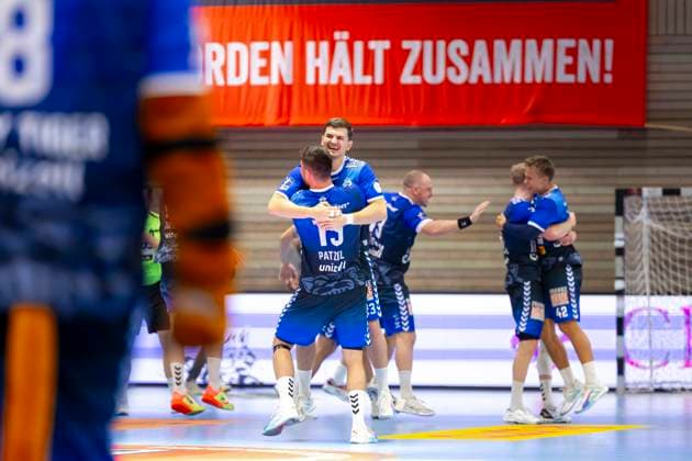 Bilder des Jahres 2023, Sport 10 Oktober Sport Themen der Woche KW42 Sport Bilder des Tages Schwartaus Mannschaft freuen sich jubeln nach dem Sieg. VfL Luebeck-Schwartau vs. Eulen Ludwigshafen, Handball, 2. Bundesliga, 16.10.23 Luebeck Schleswig-Holstein Germany *** Schwartaus team rejoice after victory VfL Luebeck Schwartau vs Eulen Ludwigshafen, Handball, 2 Bundesliga, 16 10 23 Luebeck Schleswig Holstein Germany Copyright: xAgentur54Gradx xFelixxKoenigx