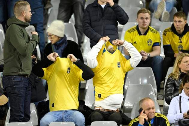 Bilder des Jahres 2023, Sport 10 Oktober Sport Themen der Woche KW42 Sport Bilder des Tages Belgium v Sweden - EURO 2024 Qualifier BRUSSELS, BELGIUM - OCTOBER 16 : Swedish supporters changes their colours after the news of the attack on Swedish supporters during the UEFA EURO, EM, Europameisterschaft,Fussball 2024 European Qualifier Group F match between Belgium and Sweden at the King Baudouin Stadium on October 16, 2023 in Brussels, Belgium, 16 10 2023 Brussels Belgium  Copyright: xNicoxVereeckenx