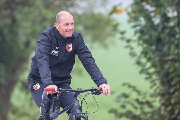 Head coach Jess Thorup FC Augsburg on bike to first training, training FC Augsburg, football, 1 Bundesliga, 17 10 2023 Augsburg Bayern Germany Copyright: xkolbert-press ChristianxKolbertx