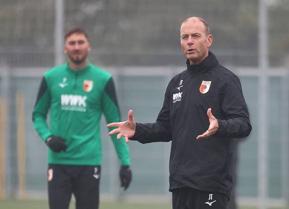 Jess Thorup coach FC Augsburg gives instructions FC Augsburg, Jess Thorup first training, B-HAUPT