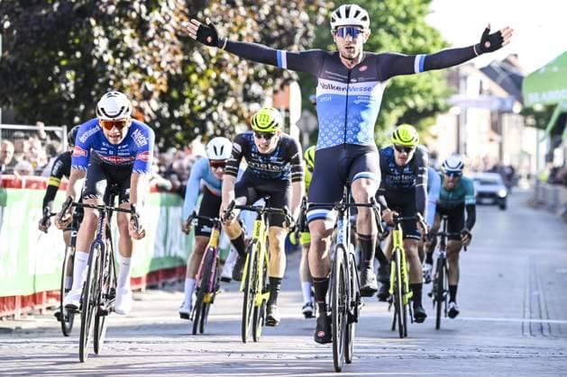 Bilder des Jahres 2023, Sport 10 Oktober Sport Themen der Woche KW42 Sport Bilder des Tages Dutch Coen Vermeltfoort celebrates as he crosses the finish line to win the 2023 edition of the Nationale Sluitingsprijs Putte-Kapellen one day cycling race in Putte-Kapellen, Kapellen on Tuesday 17 October 2023. TOM GOYVAERTS TomxGoyvaerts  x77917123x
