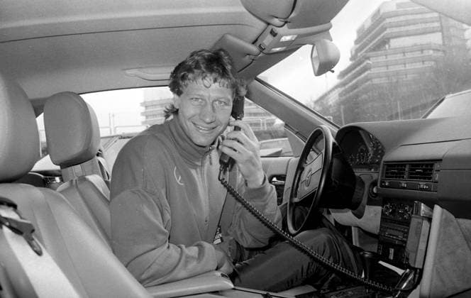 09.03.91 VfB Stuttgart - FC Bayern München Deutschland, Stuttgart, 09.03.1991, Fussball, Bundesliga, VfB Stuttgart - FC Bayern München (0:3): Guido Buchwald (VfB Stuttgart) mit Autotelefon. *** 09 03 91 VfB Stuttgart FC Bayern Munich Germany, Stuttgart, 09 03 1991, football, Bundesliga, VfB Stuttgart FC Bayern Munich 0 3 Guido Buchwald VfB Stuttgart with car phone