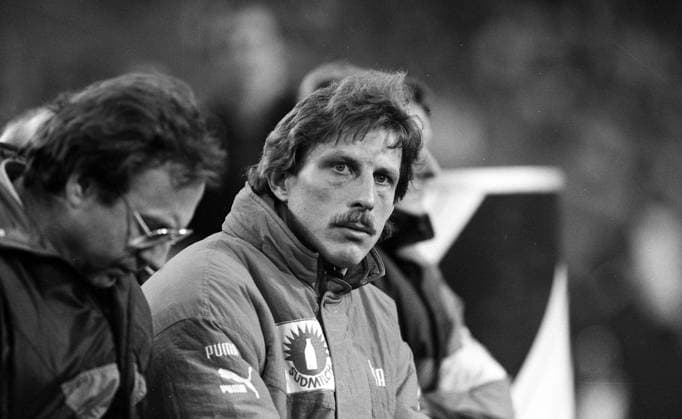 09.03.91 VfB Stuttgart - FC Bayern München Deutschland, Stuttgart, 09.03.1991, Fussball, Bundesliga, VfB Stuttgart - FC Bayern München (0:3): Christoph Daum (Trainer VfB Stuttgart). *** 09 03 91 VfB Stuttgart FC Bayern Munich Germany, Stuttgart, 09 03 1991, football, Bundesliga, VfB Stuttgart FC Bayern Munich 0 3 Christoph Daum coach VfB Stuttgart