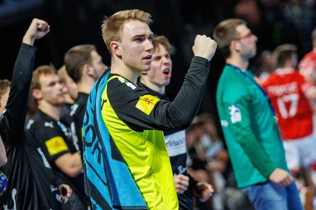 17 10 2023, Berlin, Handball, EHF European League, 1 Group G, Max Schmeling Halle Fuechse Berlin vs Chambery Savoie HB Berlins goalkeeper Lasse Ludwig cheers Fuechse Berlin Chambery Savoie HB