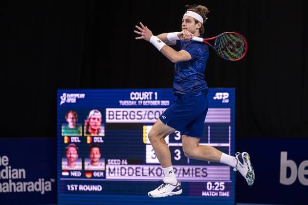 Belgian Zizou Bergs pictured in action during a first round doubles match at the European Open Tennis ATP, Tennis Herren tournament, in Antwerp, Tuesday 17 October 2023. LAURIExDIEFFEMBACQ  x77930203x
