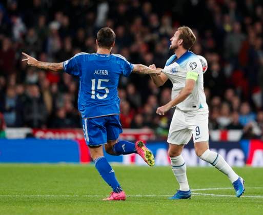England v Italy UEFA EURO, EM, Europameisterschaft,Fussball 2024 Qualifiers Harry Kane of England has his shirt pulled by Francesco Acerbi of Italy during the UEFA Euro 2024 Qualifiers Group C match at Wembley Stadium, London Copyright: xPaulxChestertonx FIL-19118-0021 UK Newspapers OUT