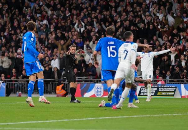 England v Italy UEFA EURO, EM, Europameisterschaft,Fussball 2024 Qualifiers Referee Clement Turpin gives England a penalty during the UEFA Euro 2024 Qualifiers Group C match at Wembley Stadium, London Copyright: xPaulxChestertonx FIL-19118-0055 UK Newspapers OUT