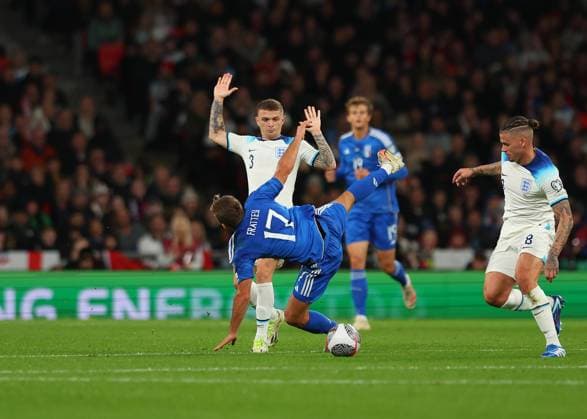 17th October 2023; Wembley Stadium, London, England; UEFA EURO, EM, Europameisterschaft,Fussball 2024 Qualifying Football, England versus Italy; Kieran Trippier of England tackles Davide Frattesi of Italy  ActionPlus12566224 JohnxPatrickxFletcher