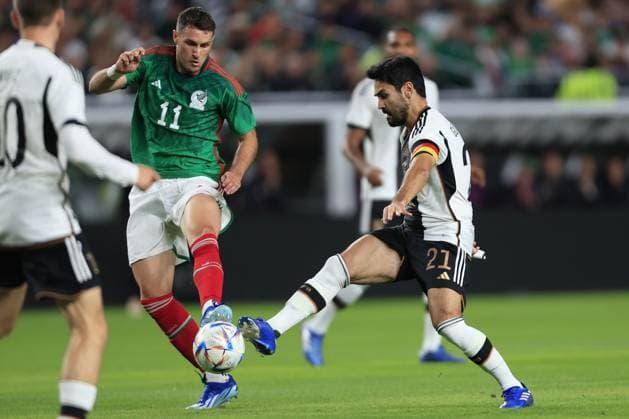RECORD DATE NOT STATED Seleccion Mexico 2023 Mexico vs Germany (L-R), Santiago Gimenez of Mexico e Ilkay Gundogan of Germany during the game Mexican national team, Nationalteam (Mexico) vs Germany, the friendly preparation, at Lincoln Financial Field Stadium, on October 17, 2023. <br><br> (I-D), Santiago Gimenez de Mexico e Ilkay Gundogan de Alemania durante el partido Seleccion Mexicana (Mexico) vs Alemania, amistoso de preparacion en el Lincoln Financial Field Stadium, el 17 de Octubre de 2023. PHILADELPHIA PENSILVANIA UNITED STATES  Copyright: xUlisesxNaranjox 20231017211929_SMN_23_AM_MEX_GER_GIMENEZ218
