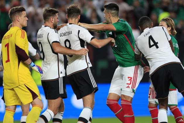 RECORD DATE NOT STATED Seleccion Mexico 2023 Mexico vs Germany Leon Goretzka of Germany and Cesar Montes of Mexico during the game Mexican national team, Nationalteam (Mexico) vs Germany, the friendly preparation, at Lincoln Financial Field Stadium, on October 17, 2023. <br><br> Leon Goretzka de Alemania y Cesar Montes de Mexico durante el partido Seleccion Mexicana (Mexico) vs Alemania, amistoso de preparacion en el Lincoln Financial Field Stadium, el 17 de Octubre de 2023. PHILADELPHIA PENSILVANIA UNITED STATES  Copyright: xUlisesxNaranjox 20231017220817_SMN_23_AM_MEX_GER_MONTES304