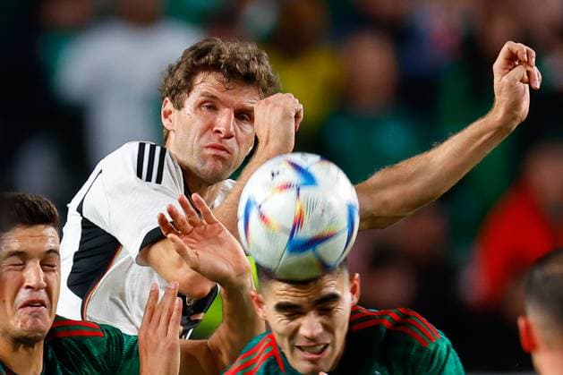 PHILADELPHIA, PA - OCTOBER 17: Thomas Muller 13 of Germany goes for the ball during the International Friendly, Länderspiel, Nationalmannschaft between Germany and Mexico at Lincoln Financial Field on October 17, 2023 in Philadelphia, Pennsylvania. (Photo by Rich Graessle Icon Sportswire) SOCCER: OCT 17 Mexico vs Germany EDITORIAL USE ONLY Icon23101825507