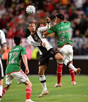 Sport Themen der Woche KW42 18.10.2023, Fussball Nationalteams Freundschaftsspiele 2023, Länderspiel, Mexico - Deutschland, im Lincoln Financial Field (Philadelphia, PA), von links: Leroy Sane (Deutschland) gegen Jesus Gallardo (Mexiko) *** 18 10 2023, Soccer National Teams Friendlies 2023, International Match, Mexico Germany, at Lincoln Financial Field Philadelphia, PA , from left Leroy Sane Germany vs Jesus Gallardo Mexico.