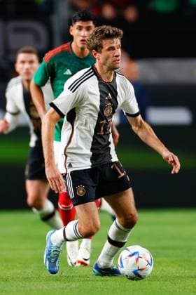 PHILADELPHIA, PA - OCTOBER 17: Thomas Muller 13 of Germany controls the ball during the International Friendly, Länderspiel, Nationalmannschaft between Germany and Mexico at Lincoln Financial Field on October 17, 2023 in Philadelphia, Pennsylvania. (Photo by Rich Graessle Icon Sportswire) SOCCER: OCT 17 Mexico vs Germany EDITORIAL USE ONLY Icon23101825595