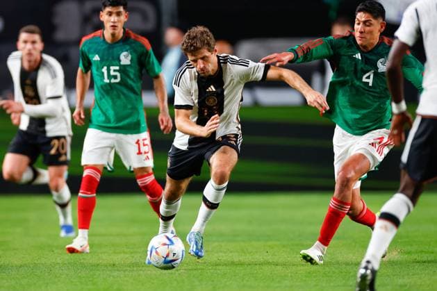 PHILADELPHIA, PA - OCTOBER 17: Thomas Muller 13 of Germany controls the ball during the International Friendly, Länderspiel, Nationalmannschaft between Germany and Mexico at Lincoln Financial Field on October 17, 2023 in Philadelphia, Pennsylvania. (Photo by Rich Graessle Icon Sportswire) SOCCER: OCT 17 Mexico vs Germany EDITORIAL USE ONLY Icon23101825597