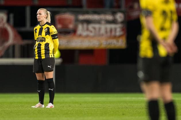 231018 Josefine Rybrink of Häcken during a moment of silence for the victims of the deadly shooting in Brusselsduring the UEFA Women s Champions League qualifying match between Twente and Häcken on October 18, 2023 in Enschede Photo Mathias Bergeld BILDBYRAN kod MB MB0749 fotboll football soccer fotball champions league champions league qualification twente häcken dam bbeng kval qualifier qualification  Copyright: MATHIASxBERGELD BB231018MB026