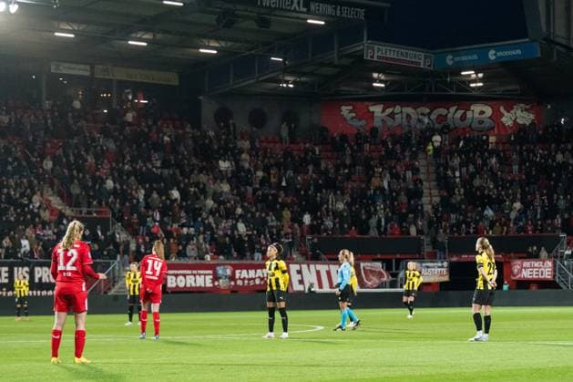 231018 Felicia Schröder goal keeper Kajsa Höglund Jansson of Häcken during a minute of silence for the victims of the deadly shooting in Brusselsduring the UEFA Women s Champions League qualifying match between Twente and Häcken on October 18, 2023 in Enschede Photo Mathias Bergeld BILDBYRAN kod MB MB0749 fotboll football soccer fotball champions league champions league qualification twente häcken dam bbeng kval qualifier qualification  Copyright: MATHIASxBERGELD BB231018MB027