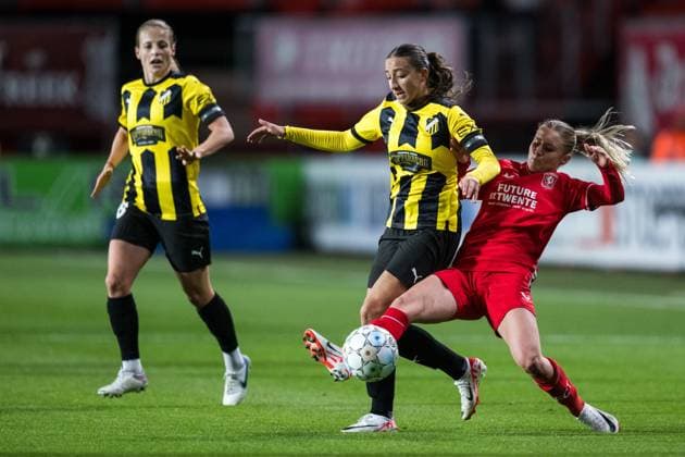 231018 Rusul Rosa Kafaji of Häcken and Kim Everaerts of Twente during the UEFA Women s Champions League qualifying match between Twente and Häcken on October 18, 2023 in Enschede Photo Mathias Bergeld BILDBYRAN kod MB MB0749 fotboll football soccer fotball champions league champions league qualification twente häcken dam bbeng kval qualifier qualification  Copyright: MATHIASxBERGELD BB231018MB038