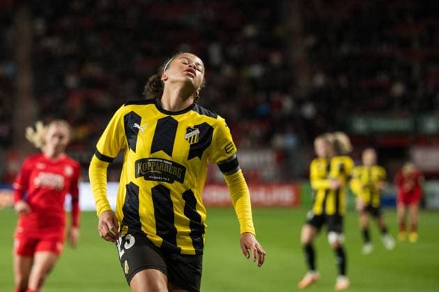 231018 Felicia Schröder of Häcken looks dejected during the UEFA Women s Champions League qualifying match between Twente and Häcken on October 18, 2023 in Enschede Photo Mathias Bergeld BILDBYRAN kod MB MB0749 fotboll soccer fotball champions league champions league qualification twente häcken dam bbeng kval qualifier qualification qualification depp  Copyright: MATHIASxBERGELD BB231018MB040