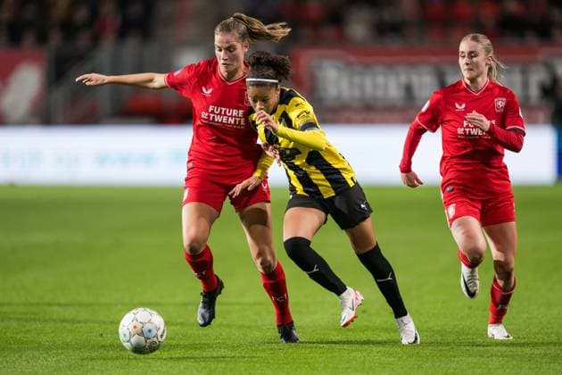 231018 Marit AuÃ e of Twente and Felicia Schröder of Häcken during the UEFA Women s Champions League qualifying match between Twente and Häcken on October 18, 2023 in Enschede Photo Mathias Bergeld BILDBYRAN kod MB MB0749 fotboll football soccer fotball champions league champions league qualification twente häcken dam bbeng kval qualifier qualification  Copyright: MATHIASxBERGELD BB231018MB043