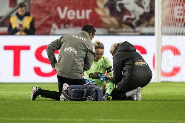 231018 Goalkeeper Jennifer Falk of Häcken receives medical attention during the UEFA Women s Champions League qualifying match between Twente and Häcken on October 18, 2023 in Enschede Photo Mathias Bergeld BILDBYRAN kod MB MB0749 fotboll football soccer fotball champions league champions league qualification twente häcken dam bbeng kval qualifier qualification  Copyright: MATHIASxBERGELD BB231018MB044