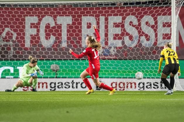 231018 Leonie Vliek of Twente celebrates after scoring the 1 0 goal and goalkeeper Jennifer Falk and Marika Bergman Lundin of Häcken look dejected during the UEFA Women s Champions League qualifying match between Twente and Häcken on October 18, 2023 in Enschede Photo Mathias Bergeld BILDBYRAN kod MB MB0749 fotboll football soccer fotball champions league champions league qualification twente häcken dam bbeng kval qualifier qualification qualification depp jubel  Copyright: MATHIASxBERGELD BB231018MB046