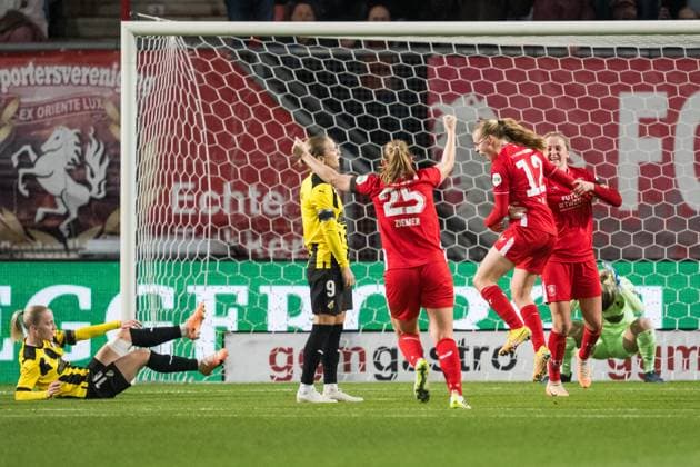 231018 Leonie Vliek of Twente celebrates after scoring the 1 0 goal and Filippa Curmark and goalkeeper Jennifer Falk of Häcken look dejected during the UEFA Women s Champions League qualifying match between Twente and Häcken on October 18, 2023 in Enschede Photo Mathias Bergeld BILDBYRAN kod MB MB0749 fotboll football soccer fotball champions league champions league qualification twente häcken dam bbeng kval qualifier qualification depp jubel  Copyright: MATHIASxBERGELD BB231018MB048