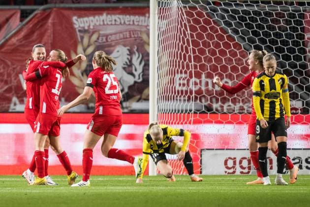 231018 Leonie Vliek of Twente celebrates after scoring 1 0 and Anna Sandberg and Filippa Curmark of Häcken look dejected during the UEFA Women s Champions League qualifying match between Twente and Häcken on October 18, 2023 in Enschede Photo Mathias Bergeld BILDBYRAN kod MB MB0749 fotboll football soccer fotball champions league champions league qualification twente häcken dam bbeng kval qualifier qualification qualification depp jubel  Copyright: MATHIASxBERGELD BB231018MB050