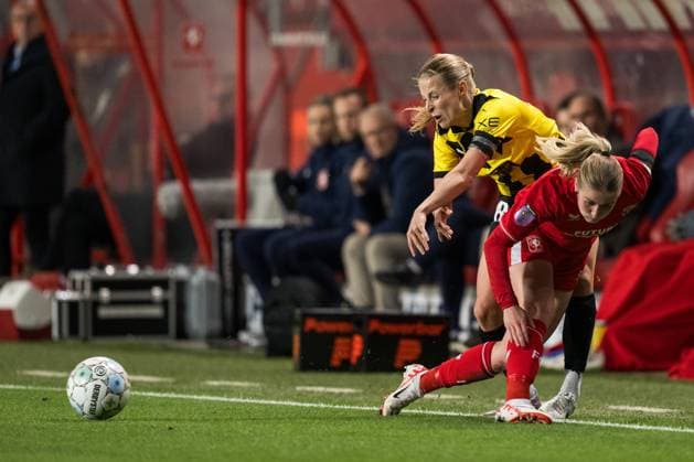 231018 Anna Anvegard of Häcken and Kim Everaerts of Twente during the UEFA Women s Champions League qualifying match between Twente and Häcken on October 18, 2023 in Enschede Photo Mathias Bergeld BILDBYRAN kod MB MB0749 fotboll football soccer fotball champions league champions league qualification twente häcken dam bbeng kval qualifier qualification  Copyright: MATHIASxBERGELD BB231018MB052