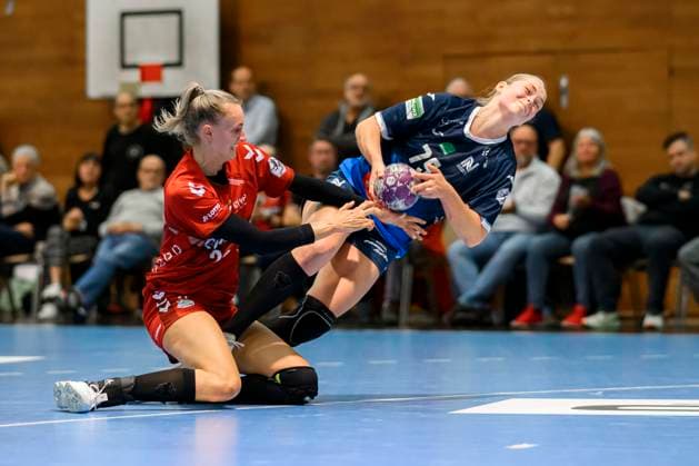 Sport Themen der Woche KW42 Sport Bilder des Tages Bietigheim, Deutschland 18. Oktober 2023: HBF - SG BBM Bietigheim - Union Neckarsulm v.li. Kelly Dulfer (Bietigheim), Kim Hinkelmann (Neckarsulm) Bietigheim-Bissingen Halle am Viadukt Baden-Württemberg Deutschland *** Bietigheim, Germany 18 October 2023 HBF SG BBM Bietigheim Sport Union Neckarsulm v li Kelly Dulfer Bietigheim , Kim Hinkelmann Neckarsulm Bietigheim Bissingen Halle am Viadukt Baden Württemberg Germany