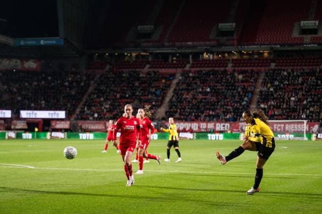 231018 Rusul Rosa Kafaji of Häcken during the UEFA Women s Champions League qualifying match between Twente and Häcken on October 18, 2023 in Enschede Photo Mathias Bergeld BILDBYRAN kod MB MB0749 fotboll soccer fotball champions league champions league qualification twente häcken dam bbeng kval qualifier qualification  Copyright: MATHIASxBERGELD BB231018MB055