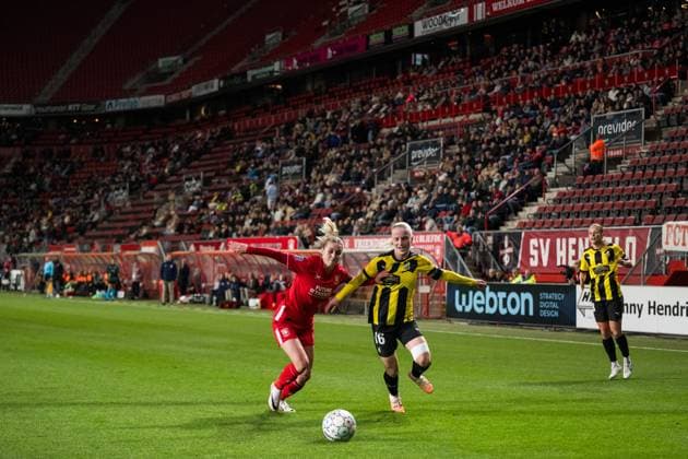 231018 Kim Everaerts of Twente and Anna Sandberg of Häcken during the UEFA Women s Champions League qualifying match between Twente and Häcken on October 18, 2023 in Enschede Photo Mathias Bergeld BILDBYRAN kod MB MB0749 fotboll football soccer fotball champions league champions league qualification twente häcken dam bbeng kval qualifier qualification  Copyright: MATHIASxBERGELD BB231018MB056